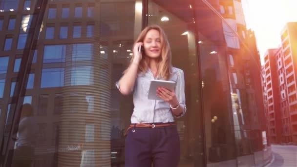 Молодая Деловая Женщина Пользуется Планшетом Смартфоном Пределами Офиса Высококачественные Кадры — стоковое видео