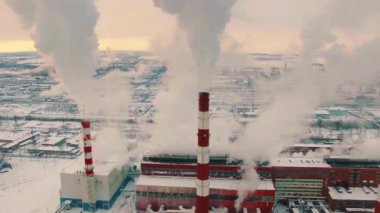 Kışın elektrik santralinin havadan görünüşü. Soğuk hava ve tüten tüpler. - Evet. Yüksek kalite 4k görüntü