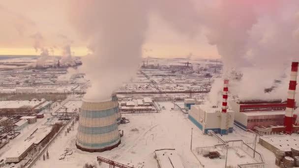 冬季のパワーステーションの空中観測 寒い天気と喫煙用チューブ 高品質の4K映像 — ストック動画