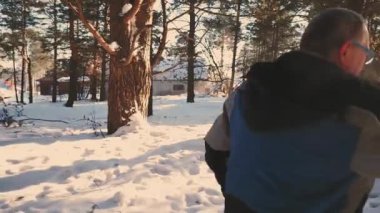 Ağır çekim. Olgun bir çift kış vakti ormanda kayak yapıyor. Yüksek kalite 4k görüntü