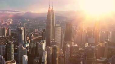 Gün batımında Kuala Lumpur şehrinin havadan görüntüsü. Yüksek kalite 4k görüntü