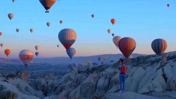 Pemandangan Kembali Wanita Berjalan Kapadokia Dengan Balon Udara Panas Latar — Stok Video