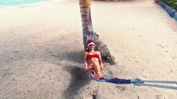 Mujer Hamaca Playa Tropical Celebrando Navidad Imágenes Alta Calidad — Vídeos de Stock