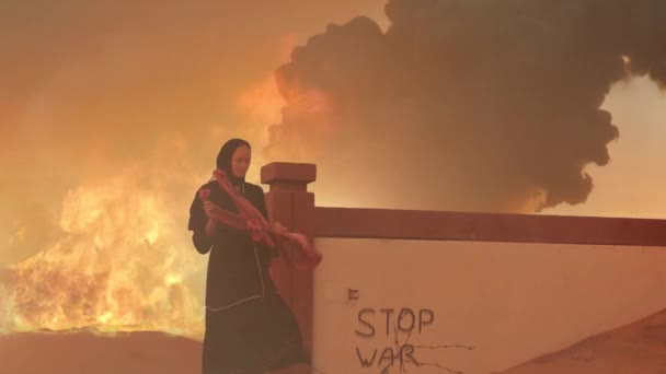 Arab Hagyományos Ruhában Áll Fal Mellett Felirattal Hatalmas Tűzvihar Robbanások — Stock videók