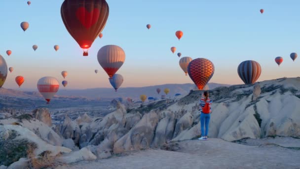 Herzförmiger Heißluftballon Eine Reisende Blickt Auf Heißluftballons Kappadokien Türkei Februar — Stockvideo