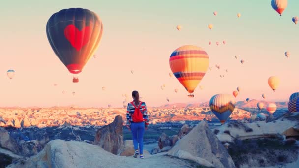 Herzförmiger Heißluftballon Eine Reisende Blickt Auf Heißluftballons Kappadokien Türkei Februar — Stockvideo