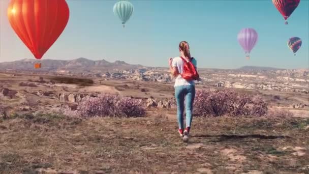 Kvinnlig Resenär Som Springer Och Reser Händerna Och Tittar Varmluftsballonger — Stockvideo