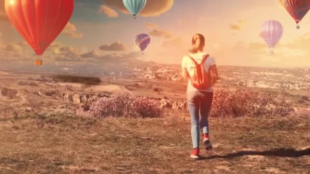 Kvinnlig Resenär Som Springer Och Reser Händerna Och Tittar Varmluftsballonger — Stockvideo