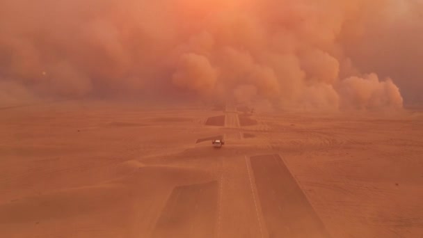 Два Путешественника Внедорожнике Смотрят Огромную Эпичную Песчаную Бурю Высококачественные Кадры — стоковое видео