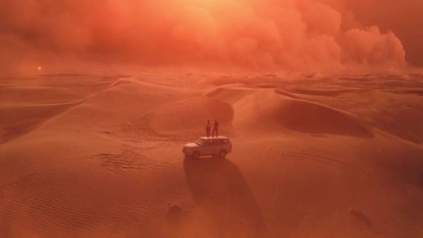 两名越野车旅行者看着巨大的 史诗般的沙尘暴 高质量的4K镜头 — 图库视频影像