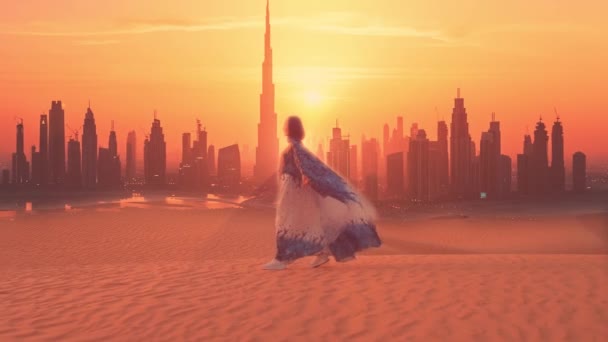 Vista Aérea Mulher Árabe Vestida Com Vestido Tradicional Dos Emirados — Vídeo de Stock