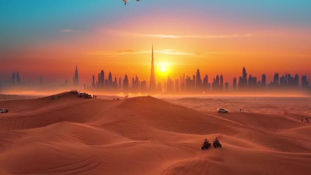 Grupo Personas Desierto Mira Avión Aterrizaje Con Silueta Ciudad Dubai — Vídeos de Stock