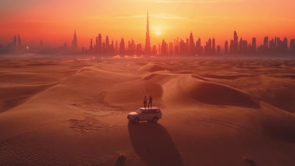 Ένα Αυτοκίνητο Οδηγεί Μέσα Από Την Έρημο Ηλιοβασίλεμα Μια Πόλη — Αρχείο Βίντεο