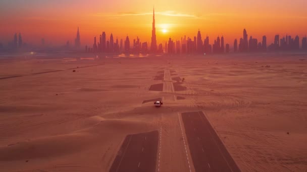 Una Vista Aérea Camino Del Desierto Atardecer Con Horizonte Ciudad — Vídeos de Stock