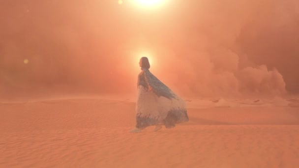 Eine Frau Weißen Kleid Schlendert Bei Sonnenuntergang Durch Die Wüste — Stockvideo