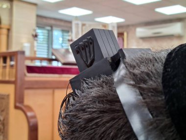 Tefillin, Yahudiler tarafından duada, bar mitzvah 'da kullanılıyor.