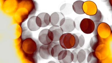 Odaklanamayan sahte ışıklar. Bulanık soyut parıltı dokusu. Arkaplan gece parıldayan altın ışık