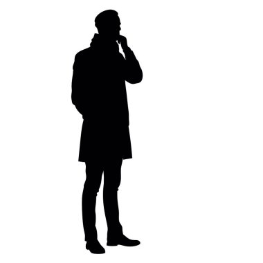 Siyah ceketli adam cep telefonuyla konuşuyor.