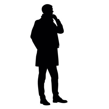 Takım elbiseli adam beyaz arka planda cep telefonu kullanıyor..