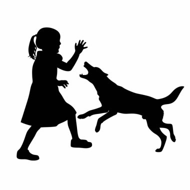 Köpekle oynayan küçük bir kızın silueti.