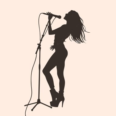 Mikrofonlu bir kadın şarkıcının silueti.