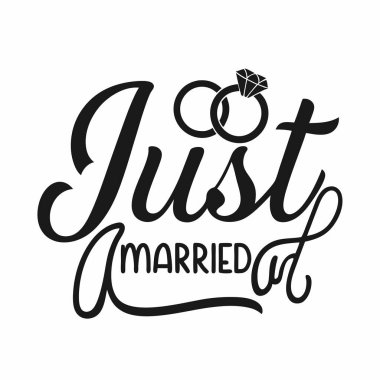 Yeni evli bir çifte ait yakın plan alyansların üzerine 