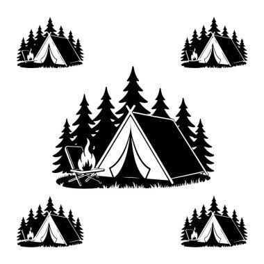 Siyah-beyaz bir illüstrasyon, ormanda çadır kurulmuş bir kamp sahnesini tasvir ediyor. Çadırın arkasında birkaç çam ağacı silueti var. Çadırın önünde, bir kamp ateşi parlıyor, alevler yükseliyor. Kamp sandalyesi kameranın yanına yerleştirilir.