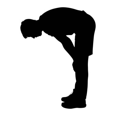 Bir adamın siyah silueti yan tarafından tasvir edilir, elleri dizlerinin üzerinde dinlenirken öne doğru eğilir. Şort ve tişört de dahil olmak üzere atletik giysiler giyiyor ve odaklanmış veya hazırlayıcı bir duruşa sahip gibi görünüyor. Şekil izole edilmiş.