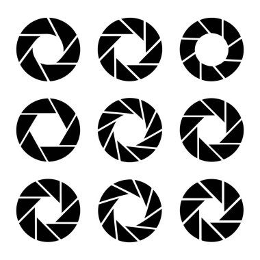 Her biri üst üste binen bıçaklarla bir kamera açıklığını temsil eden dokuz siyah dairesel elementten oluşan bir koleksiyon. Açıklıklar bıçak sayısında ve merkezdeki deliğin boyutunda değişiklik göstererek farklı geometrik desenler oluşturur. Arka plan...