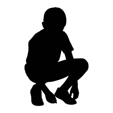 Beyaz bir arka planda çömelmiş siyah bir çocuk silueti tasvir edilir. Oğlan günlük kıyafetler giyiyor, tişört, şort ve spor ayakkabı da dahil. Vücudu alçak bir yere yerleştirilmiş, elleri ayaklarının yanında görünüyor. Görüntü... 