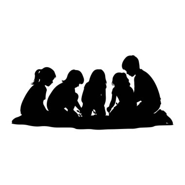 Beş çocuklu siyah bir siluet toprakta ya da kumda oynuyormuş gibi görünerek yerde toplanıyor. Hepsi aşağı bakıyor, elleri aktiviteye dalmış. En soldaki çocuğun at kuyruğu var. Çocuklar poz veriyor.