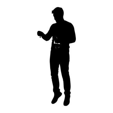 Elinde tuttuğu bir objeye bakıp duran bir adamın siyah silueti. O, kot pantolon ve bir gömlek de dahil olmak üzere günlük giysiler giyiyor. Şekil beyaz bir arkaplanda izole edilmiştir..