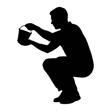 Çömelmiş ve kovadan su döken bir adamın siyah silueti. Adam çerçevenin soluna bakıyor, kafası iki eliyle tuttuğu kovaya doğru eğilmiş. Kovanın sapı var ve kısmen dolu görünüyor.. 