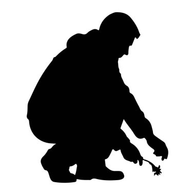 Çömelmiş siyah bir insan silueti tasvir edilir. Kapüşonlu ceket ve pantolon giyiyor. Elleri yere doğru uzanır, bir elleri küçük, narin bir bitki ya da yaprağı olan bir çiçek tutar. Şekil izo.
