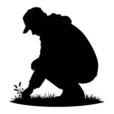 Şapka ve kapüşonlu bir kişinin siyah silueti çimenlerde büyüyen küçük bitkilerle ilgilenirken çömelir. Şekil, bir eli onlara uzanan bitkilere odaklanmış durumda. Sahne bembeyaz bir arka planda tasvir ediliyor.