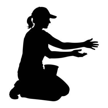 Diz çökmüş siyah bir siluet. Beyzbol şapkası takıyor ve at kuyruğu var. Kolları sanki bir şey sunar ya da alıyormuş gibi elleri açık bir şekilde uzanıyor. Dizlerinin yanında bir kova görünür. Şekli...