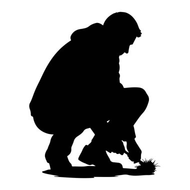 Ayakkabısının bağcıklarını bağlamak için çömelmiş siyah bir siluet. Kapüşonlu ceket ve pantolon giyiyor. Bağcıkları bağlama eylemine odaklanıyoruz. Ayakkabı ve eller açıkça görülüyor. Arka plan saf Whit.