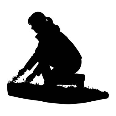 Çimenlerin üzerinde diz çöküp, elleriyle yabani otları temizleyen siyah bir siluet. Ceket giymiş ve saçları arkadan bağlanmış. Resim beyaz bir arkaplanda izole edilmiştir.