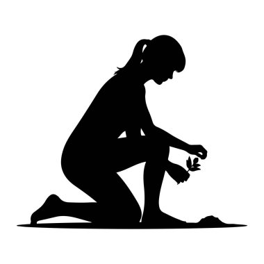 Diz çökmüş, bir dizi bükülmüş ve diğer bacağı uzatılmış siyah bir insan silueti. Kişi aşağıya bakıyor ve elinde yaprakları olan küçük bir bitkiyi nazikçe tutuyor. Arka plan beyaz, katıksız bir kontrast oluşturuyor ve...