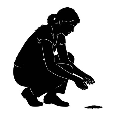Siyah bir kadın silueti bembeyaz bir zeminde çömelmiş ve dikkatle küçük, düzensiz şekilli bir nesneye bakıyor. Vücudu açılı, dizleri bükülmüş ve elleri önünde birbirine yakın duruyor. Onun ana hatları.