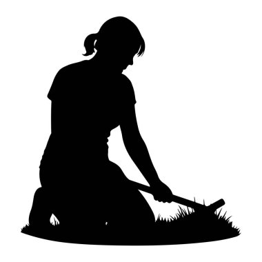 Elinde malayla çimlerin üzerinde diz çökmüş siyah bir kadın silueti. Kadın bir tişört giyiyor ve saçları at kuyruğu şeklinde bağlanmış. Önündeki zemine odaklanmış, kazıyor ya da ekiyor gibi görünüyor. Görüntü izole edilmiş. 