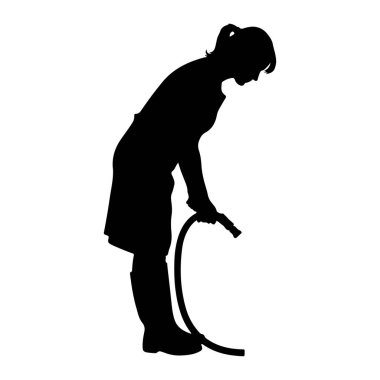 Bir kadının hortumla suya eğildiği siyah bir siluet. Çizme ve etek giyiyor. Hortum siyah ve bacaklarının etrafında kıvrımlar var. Arkaplan beyaz.