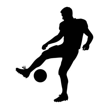 Hareket halindeki siyah bir erkek atletin silüeti, bir futbol topuna vururken orta tekme atarken yakalandı. Sporcu şort ve kramponlar da dahil olmak üzere atletizm kıyafeti giyiyor ve topa bağlanmak üzere bir bacağı havada dinamik bir şekilde konumlandırılıyor. Arka taraf.