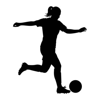 Siyah siluet bir kadın hareket halinde, futbol topuna vuruyor. O atletik giysiler giyiyor ve saçları at kuyruğu şeklinde geri çekiliyor. Görüntü, beyaz bir arkaplana karşı temiz bir siluettir, sporcunun hareketini ve biçimini vurgular..