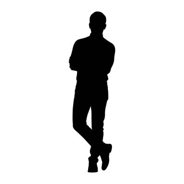 Siyah bir siluet kolları çapraz duran ve bir bacağı diğerinin üzerine geçmiş bir adam. O yakalı bir gömlek, pantolon ve ayakkabı giyiyor. Şekil beyaz bir arkaplanda izole edilmiştir..