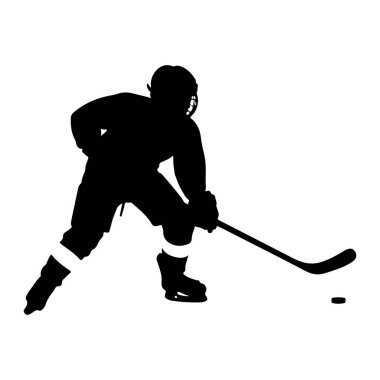Siyah bir buz hokeyi oyuncusunun silueti hareket halinde, bir sopa tutuyor ve bir diskin yanında duruyor. Oyuncu bir kask ve paten giyiyor, görünür dolgu maddeleri ve çorapları var. Görüntü siyah beyaz, dinamik duruş ve spor odaklı.