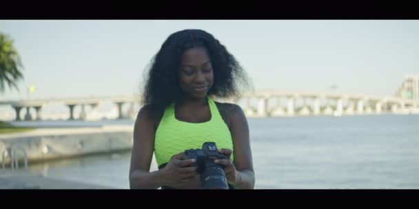 Fotografía Cámara Lenta Una Joven Afroamericana Revisando Fotos Que Tomó — Vídeo de stock