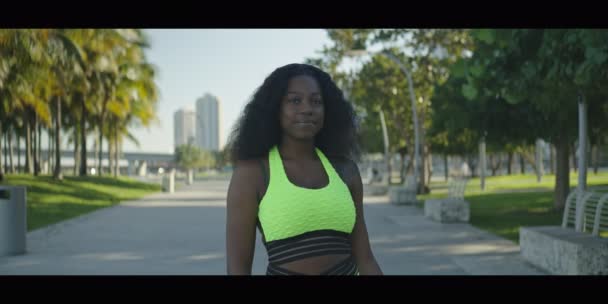 Gerakan Lambat Seorang Wanita Muda Afrika Amerika Tersenyum Dan Tertawa — Stok Video