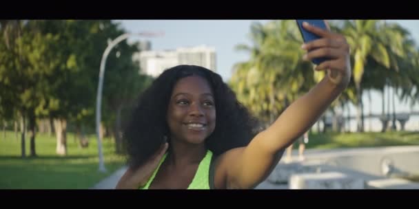Fotografía Cámara Lenta Una Joven Afroamericana Sonriendo Mientras Toma Una — Vídeos de Stock