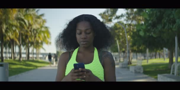 Fotografía Cámara Lenta Una Joven Afroamericana Enviando Mensajes Texto Teléfono — Vídeos de Stock
